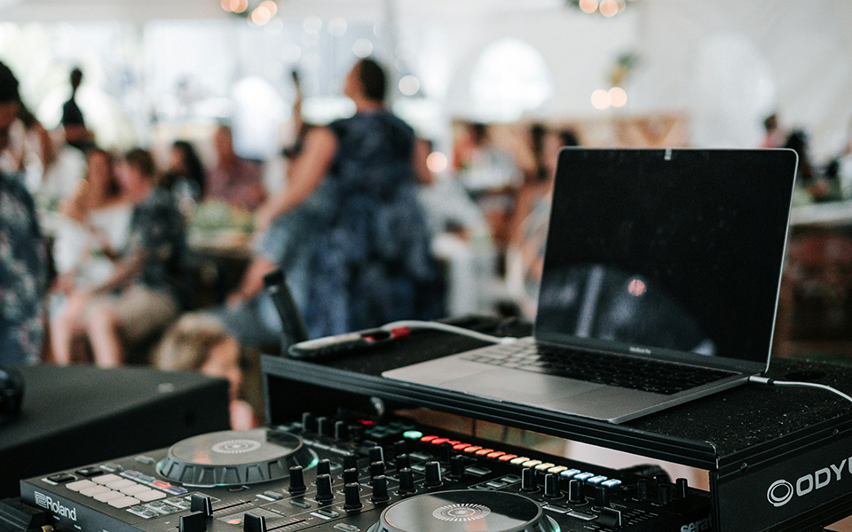 une console de DJ, un mariage en arrière-plan
