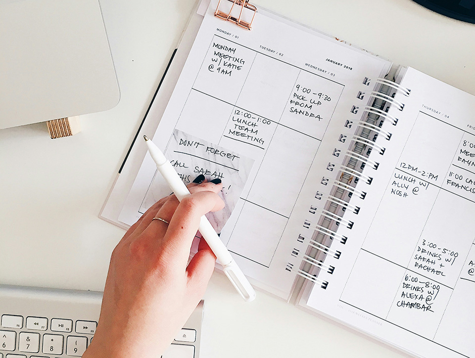 un carnet avec des dates surlignées
