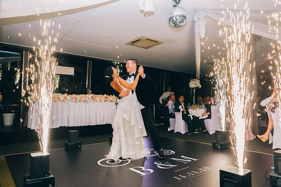 un jeune couple dansant sa première danse, en gros plan
