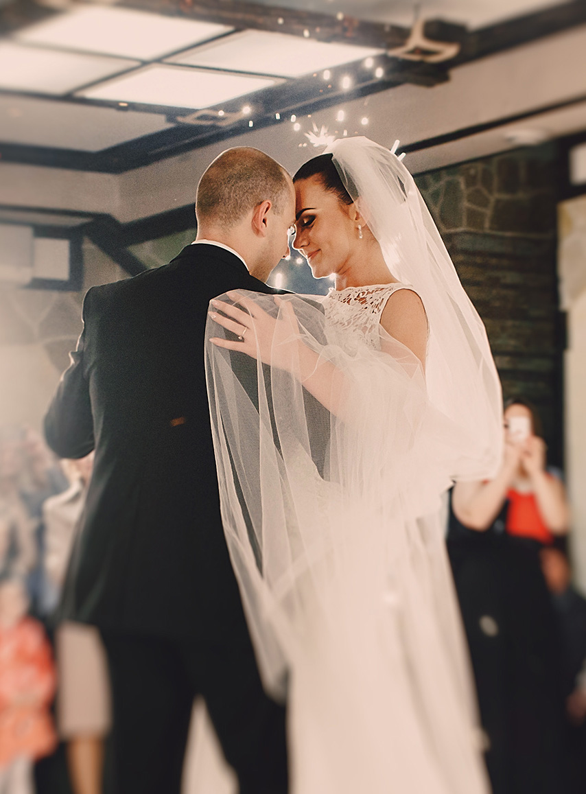 Un jeune couple exécute sa première danse lors d'un mariage