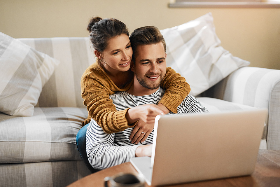 Une femme et un homme consultant quelque chose sur un ordinateur portable