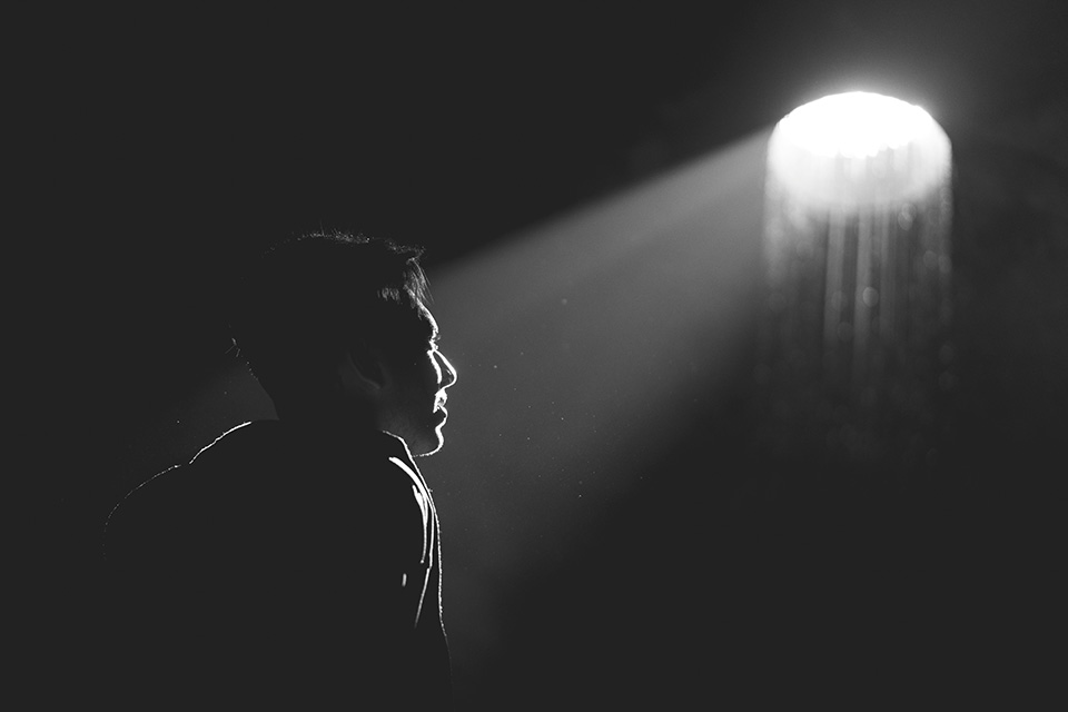 un homme baigné d'une lumière dramatique